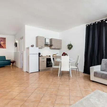 • 1 Bdr • 3 Letti • 1 Bagno • Wi-fi *