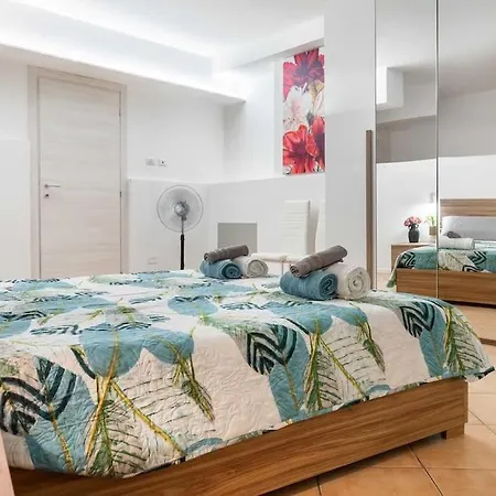 • 1 Bdr • 3 Letti • 1 Bagno • Wi-fi *