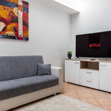 • 1 Bdr • 3 Letti • 1 Bagno • Wi-fi *